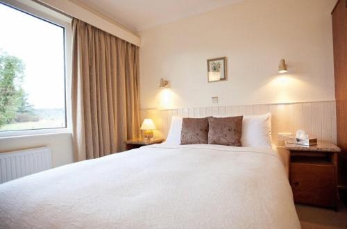 Kenmare House The 4-star Kenmare House offers comfort and convenience whether youre on business or holiday in Kenmare. Both business travelers and tourists can enjoy the hotels facilities and services. Service-mi
