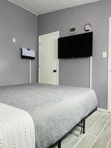 Cozy Main Level 2 Bedroom Apartment next to DIA in Commerce City, USA