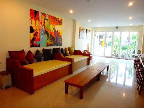 Shared lounge/TV area, Phangan Pearl Hostel in Ko Pha-ngan