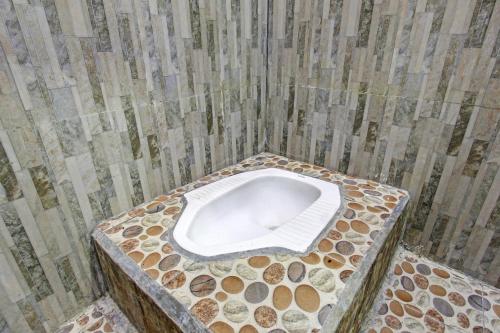Bathroom, SPOT ON 91771 Homestay Bang Haji in Praya