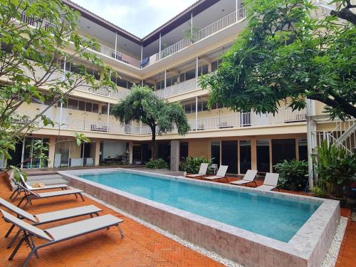 Feung Nakorn Balcony Rooms and Cafe, Bangkok