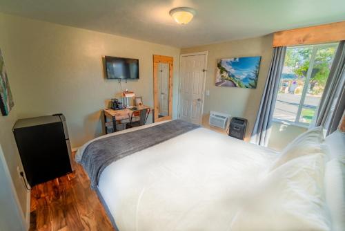 Evergreen Motel - image 9