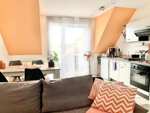 Cottbus-Apartments - Apricot Apartment I privat I Wifi I Küche I Balkon in Cottbus, Deutschland