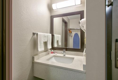 Days Inn by Wyndham Tunica Resorts - image 10