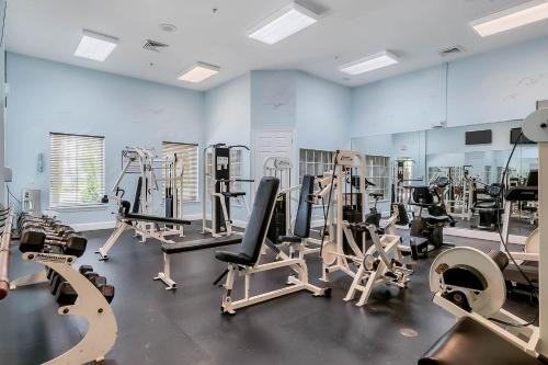 Cozy apartment only miles from Disney community pool and Jacuzzii - 숙소 외관