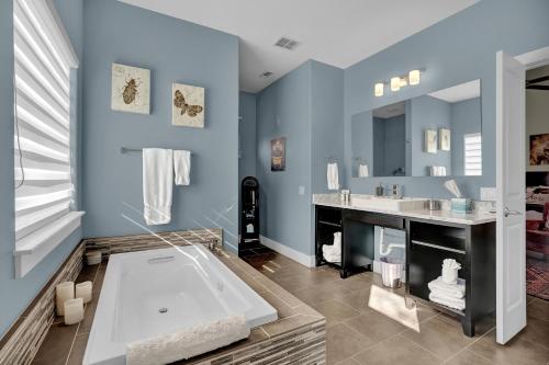 Luxury Cottage with Views Fireplace & Grill! - image 12