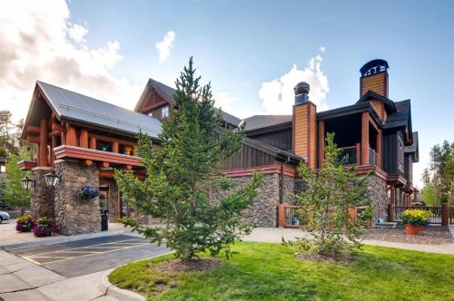Luxury 2 Bedroom Ski In, Ski Out Condo In Breckenridge With Shared Pool, Hot Tub, Arcade, And Bar in Breckenridge, USA