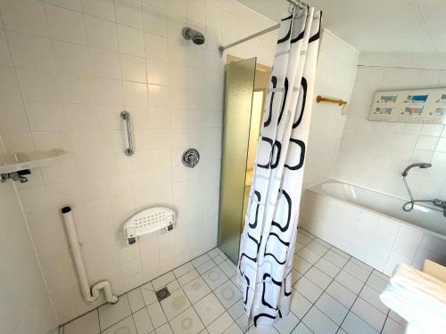 Bathroom, Vakantiehuis met eigen aanlegsteiger in Kortgene