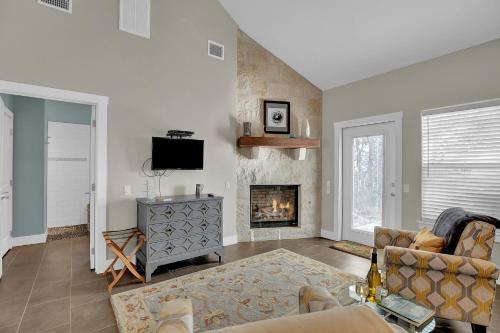 Luxury Cottage with Stunning Views-Spa Bath-Patio - main image