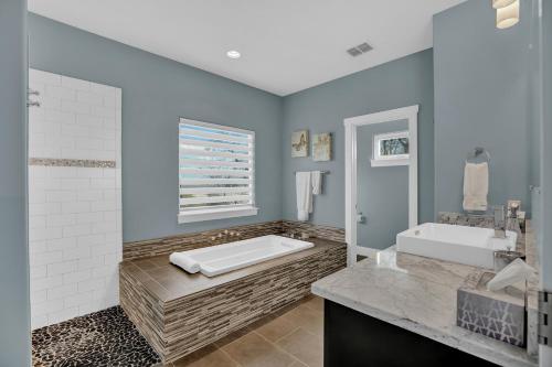Luxury Cottage with Stunning Views-Spa Bath-Patio - image 2