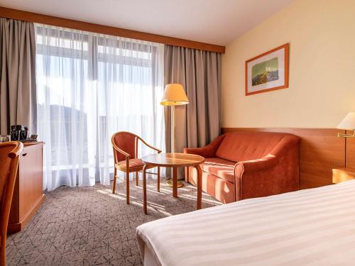 Standard Room with air-condition Queen Bed and Sofa