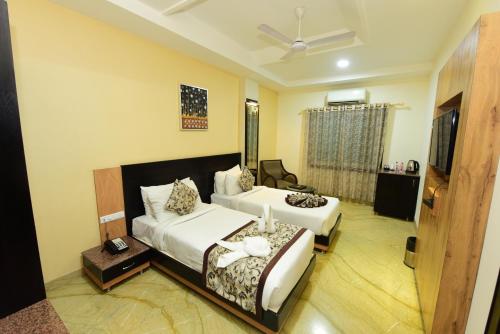 Standard Double Room image 9