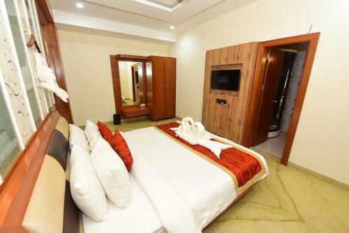 Family Room image 10