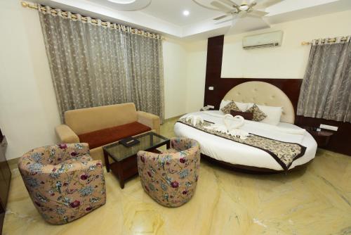 Family Room image 8