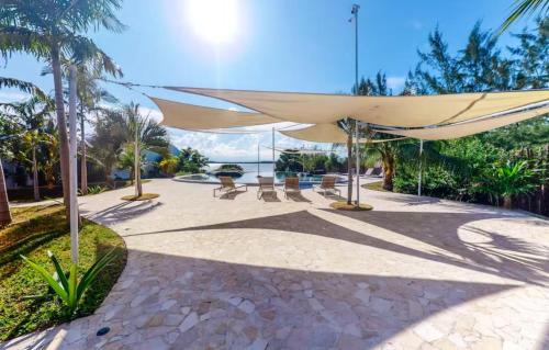 Uitzicht, Alterhome Swan villas with swimming pool and ocean views in Maya Beach