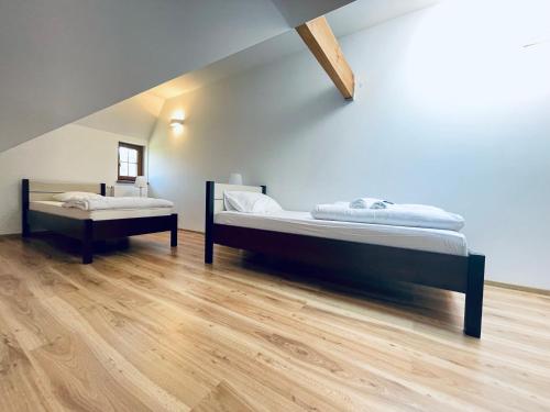 4 bedrooms, 5 beds