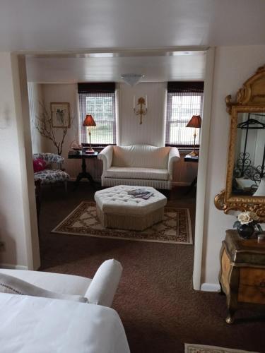 The guest house at the regina house tea room in Moosic, USA