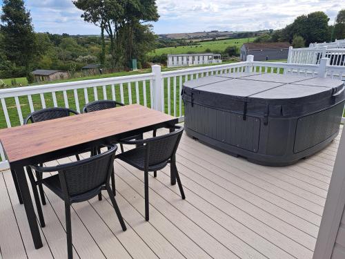 Kingfisher 33 sleeps - 6 persons private hot tub-Tranquil holiday away from it all yet not far from St Austell- The Holiday Home has three bedrooms, living and dining area, equipped kitchen-decking-outdoor furniture-fishing lakes-pet friendly