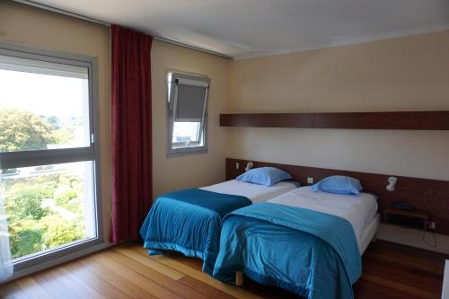 2 twin beds