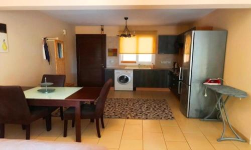 2 bedroom with private garden, walk to Nissi Beach, communal swimming pool, Agia Napa (Foto 4)