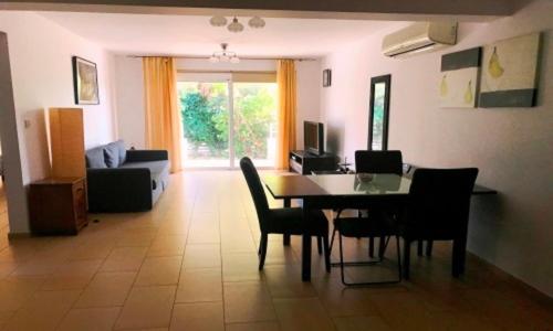 2 bedroom with private garden, walk to Nissi Beach, communal swimming pool, Agia Napa (Foto 3)