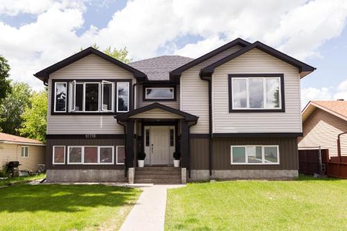 Executive Home - Long Stays Welcome - Garage Parking - Free WiFi & Netflix, Edmonton