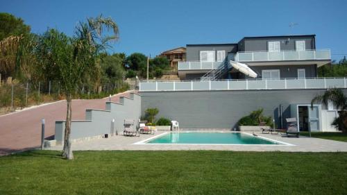  Appartamento 3 con piscina, Unterkunft in Caltagirone
