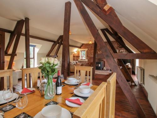 Viesnīcas āriene, Owlbury Hall Barn in Churchstoke