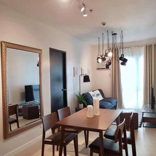 Lovely 1BR with City Views and Great Amenities