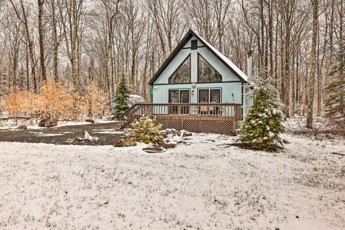 Charming Pocono Lake Cabin with Hot Tub and Fire Pit in Pocono Lake, USA