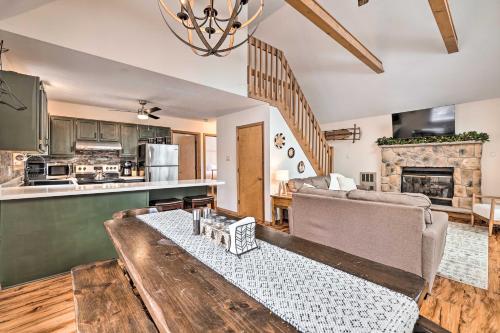 Walk To Arrowhead Lake: Cabin W/ Private Hot Tub! - Pocono Pines, PA