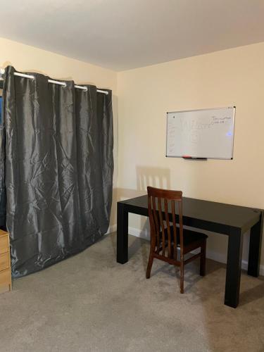 Private Rooms In A Cheerful 4-Bedroom Town House 3