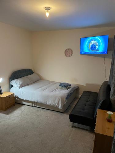 Private Rooms In A Cheerful 4-Bedroom Town House
