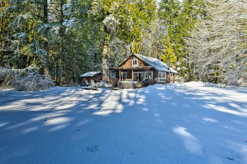 Mysty Mountain Cabin on River Near Stevens Pass!