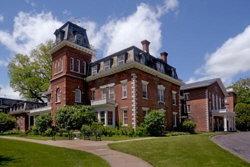 B&B Oneida - Oneida Community Mansion House - Bed and Breakfast Oneida