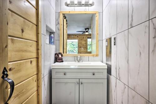 Charming Pigeon Forge Apt - 3 Miles to Dollywood! - image 12