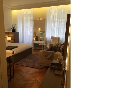 Cirque Deluxe Studio Apartment - image 3