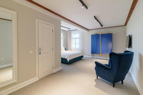1 queen bed, 1 sofa bed