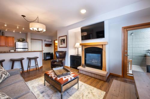 Wonderful Zephyr Mountain Lodge condo with forest views - close to gondola condo thumb 3