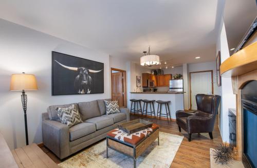 Wonderful Zephyr Mountain Lodge condo with forest views - close to gondola condo thumb 4