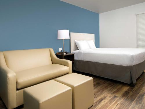 1 queen bed, 1 sofa bed