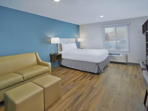 1 queen bed, 1 sofa bed