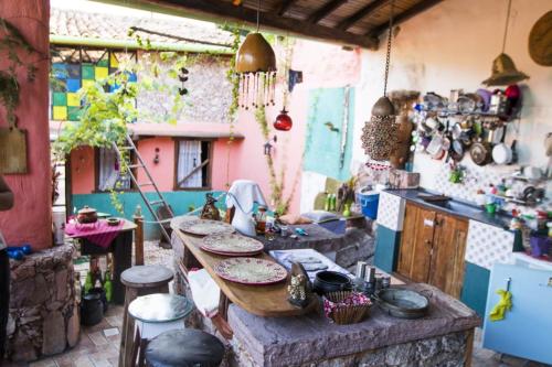 CASA DE RETALHOS Boutique Albergue, casaril histórico, com 5 suítes individuais e cozinha coletiva, no coração da vila de Igatu-Ba, que preserva fortes traços culturais da época do garimpo, venha viver uma experiência única!