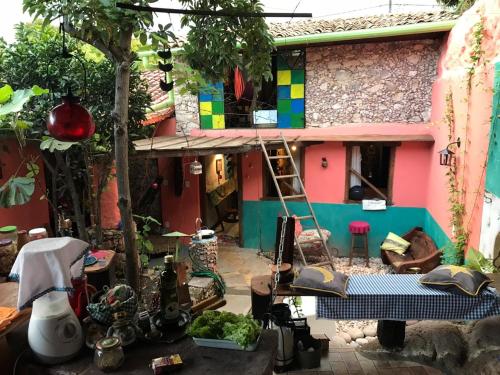 CASA DE RETALHOS Boutique Albergue, casaril histórico, com 5 suítes individuais e cozinha coletiva, no coração da vila de Igatu-Ba, que preserva fortes traços culturais da época do garimpo, venha viver uma experiência única!