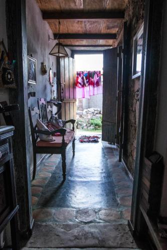 CASA DE RETALHOS Boutique Albergue, casaril histórico, com 5 suítes individuais e cozinha coletiva, no coração da vila de Igatu-Ba, que preserva fortes traços culturais da época do garimpo, venha viver uma experiência única!