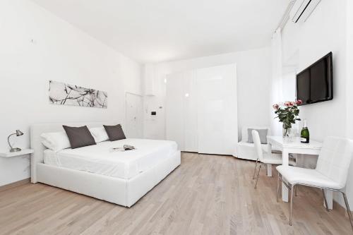 White Flat Colosseo - image 8