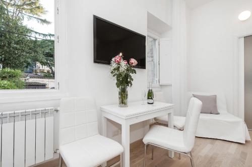 White Flat Colosseo - image 2