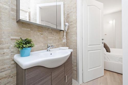 White Flat Colosseo - image 6