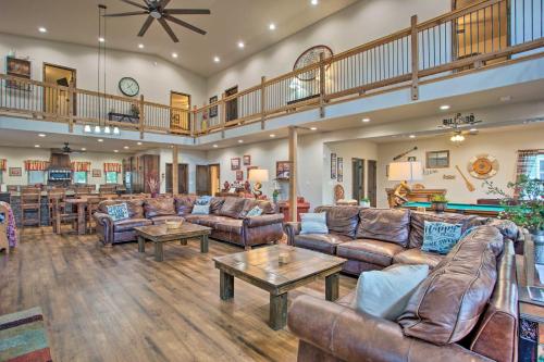 All-Encompassing Family Retreat Near Lake Texoma!