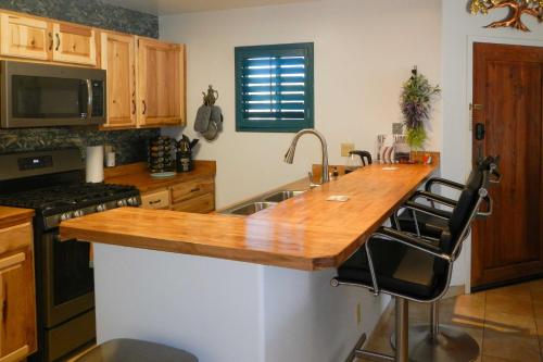 Tucson Home with BBQ and Patio, 5 Mi to A Mountain! near พิพิธภัณฑ์สัตว์ป่านานาชาติ